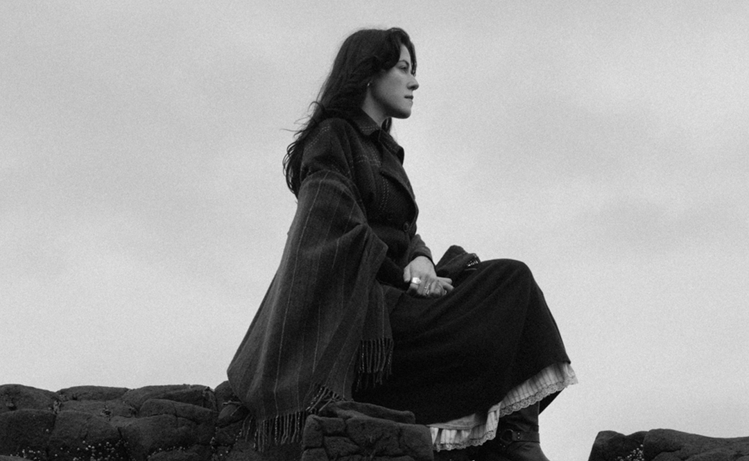 RACHEL BOBBITT RELEASES DEBUT ALBUM SWIMMING TOWARDS THE SAND